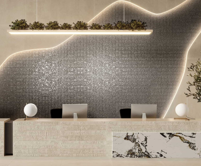 ABSTRA Recepción moderna con fondo de mosaico y elementos de decoración minimalista.