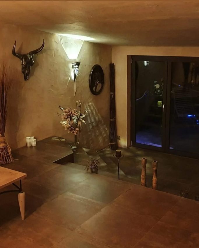 Reformas integrales Interior de una habitación con decoración rústica, plantas y luz suave.