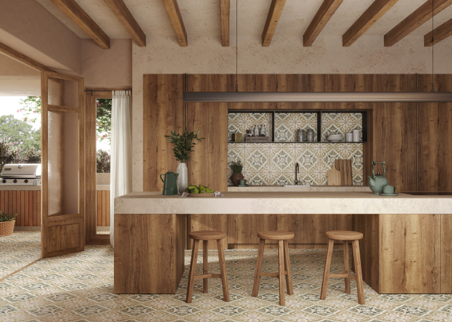 FS 1827 Cocina moderna con pared de madera, barra y taburetes de madera, decoración elegante.