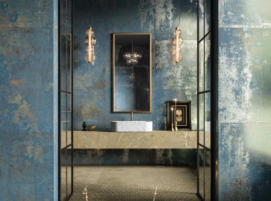 ILLUSION Baño moderno con paredes azul oscuro, espejo alargado y lavabo de cerámica elegante.